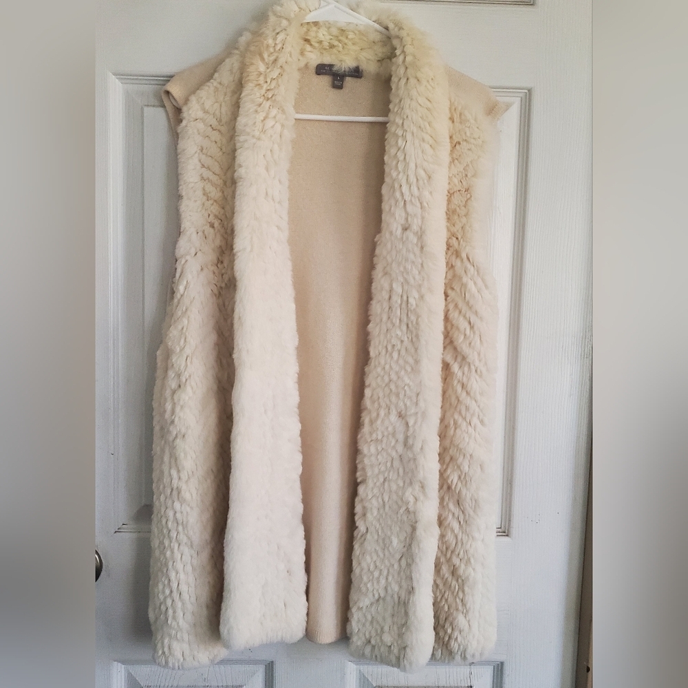 Neiman Marcus The Cashmere Collection Sleeveless Cream Long Cardigan Fur Trim